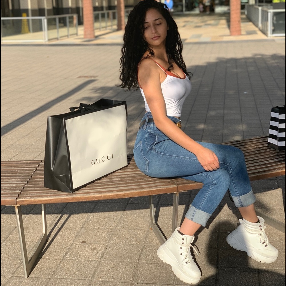 Meet your Posher, Courtney